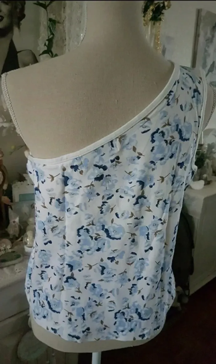 Haut blanc asymétrique fleuri Vent d'été Taille 3 (40/42) Neuf - photo numéro 3
