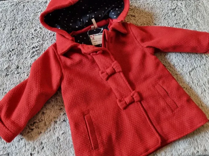 manteau neuf rouge