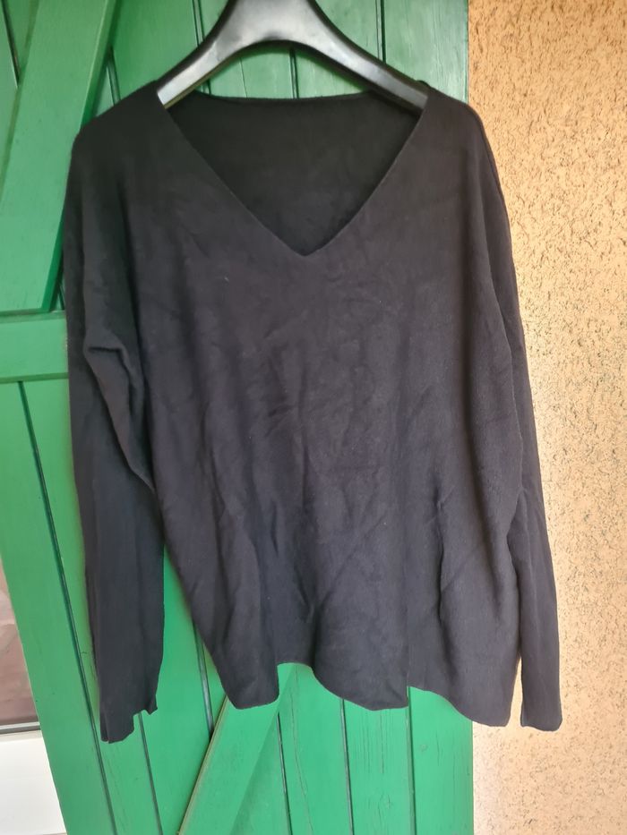 Pull noir. Taille unique. Asymétrique. Longueur 68 et 64 cm. Aisselles à aisselles 66. Neuf