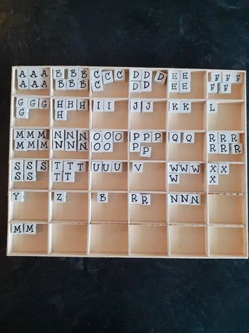 Perles en bois formes carrées à enfiler motif lettres