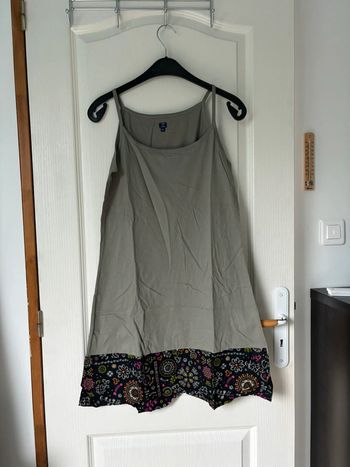 Robe débardeur kaki à fines bretelles avec motifs