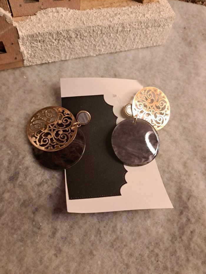 Boucles d'oreilles pendante ronde noir gris doré - photo numéro 3