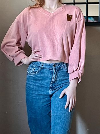 Crop pull rose pâle avec manches bouffantes