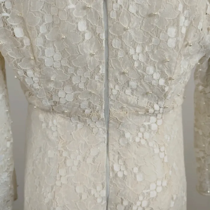 Robe longue écrue en dentelle perles – manches longues, dos V A903 - photo numéro 4