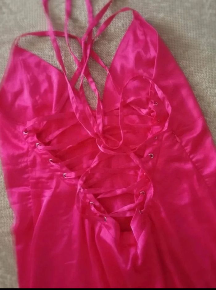 Robe satinée dos nu - photo numéro 3