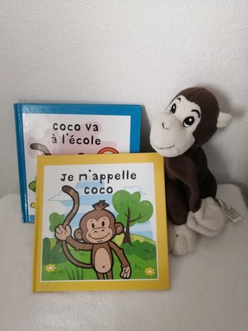 livre et peluche singe