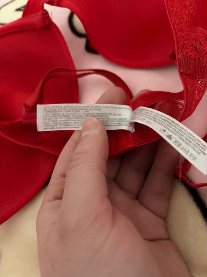 Soutien gorge rouge - photo numéro 7