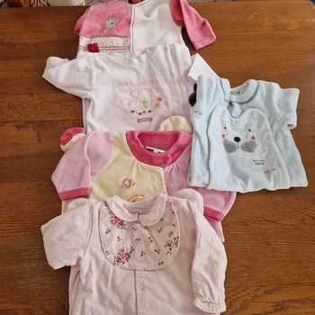 Lot de pyjamas 6 et 9 mois