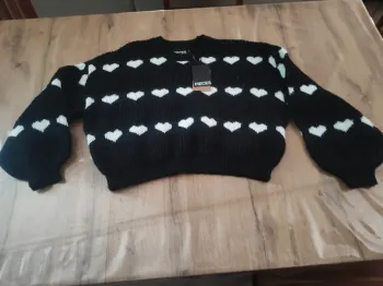 Pull col V Pieces noir Taille L. Neuf, pour un look élégant et tout confort !