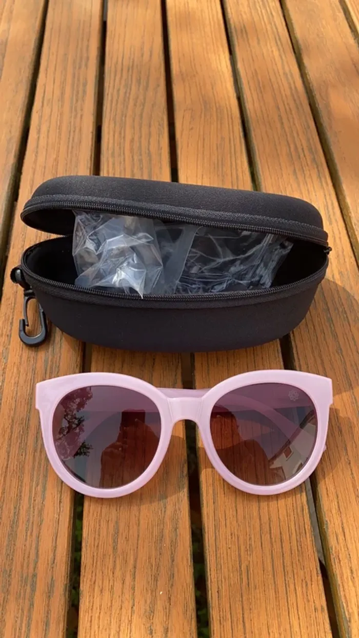 Lunettes neuves rose claire
