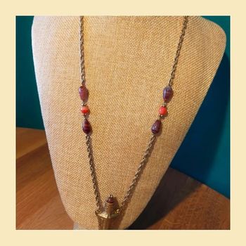 Collier vintage doré avec pendentif gravé style amphore