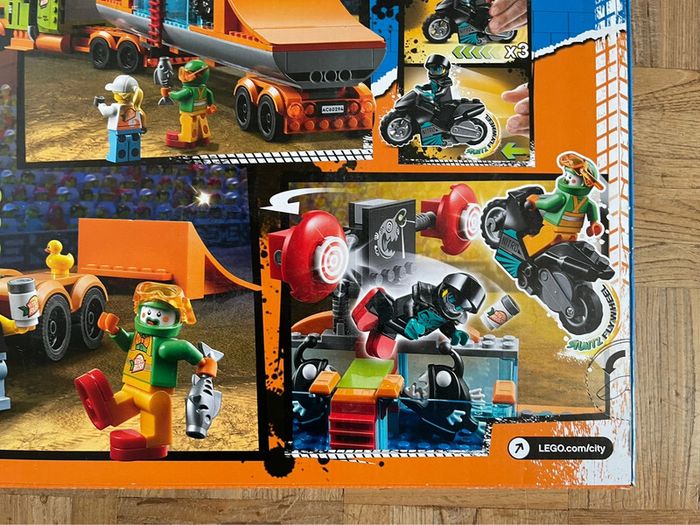 Boîte lego City 60294 Le camion de spectacle des Cascadeurs Neuve - photo numéro 13