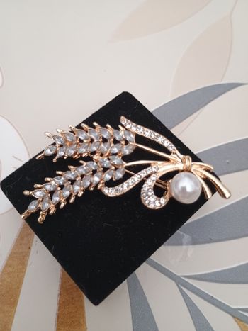 Broche fantaisie et strass