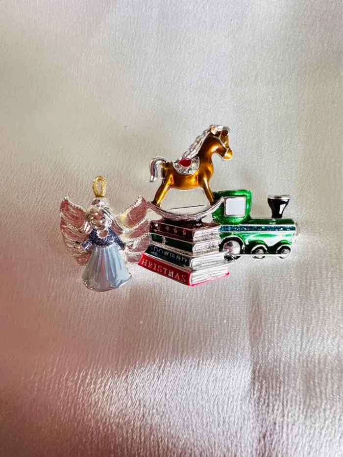 Broche vintage Napier en argent thème Noël – Ange, cheval à bascule & train - photo numéro 2