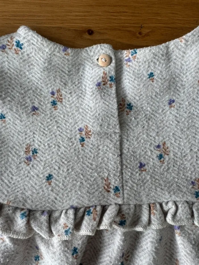 Robe beige douce avec fleurs et froufrous - Taille 4 Ans - photo numéro 9