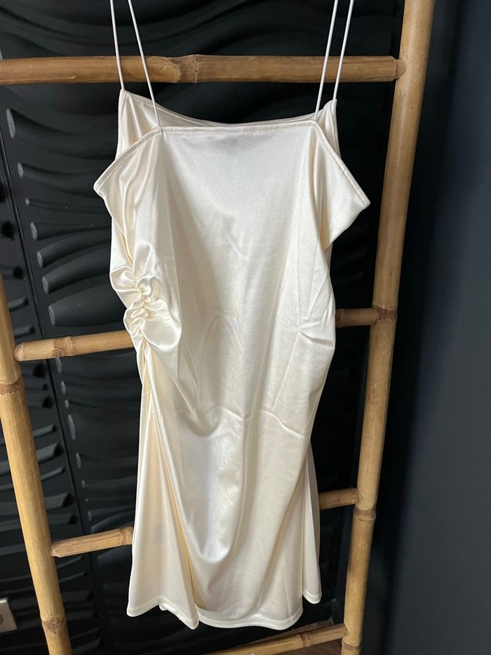 Robe courte satinée H&M neuve - photo numéro 2