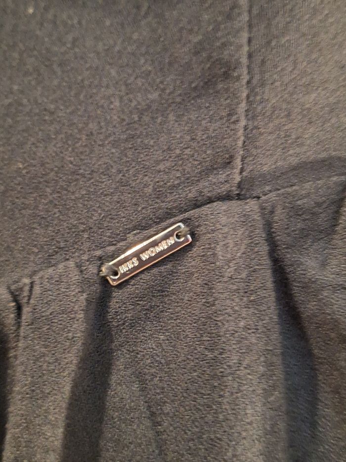 Robe élégante noire unie avec les épaules et la nuque en dentelle - photo numéro 8