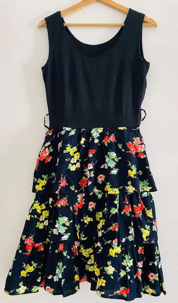 Robe noire à fleurs