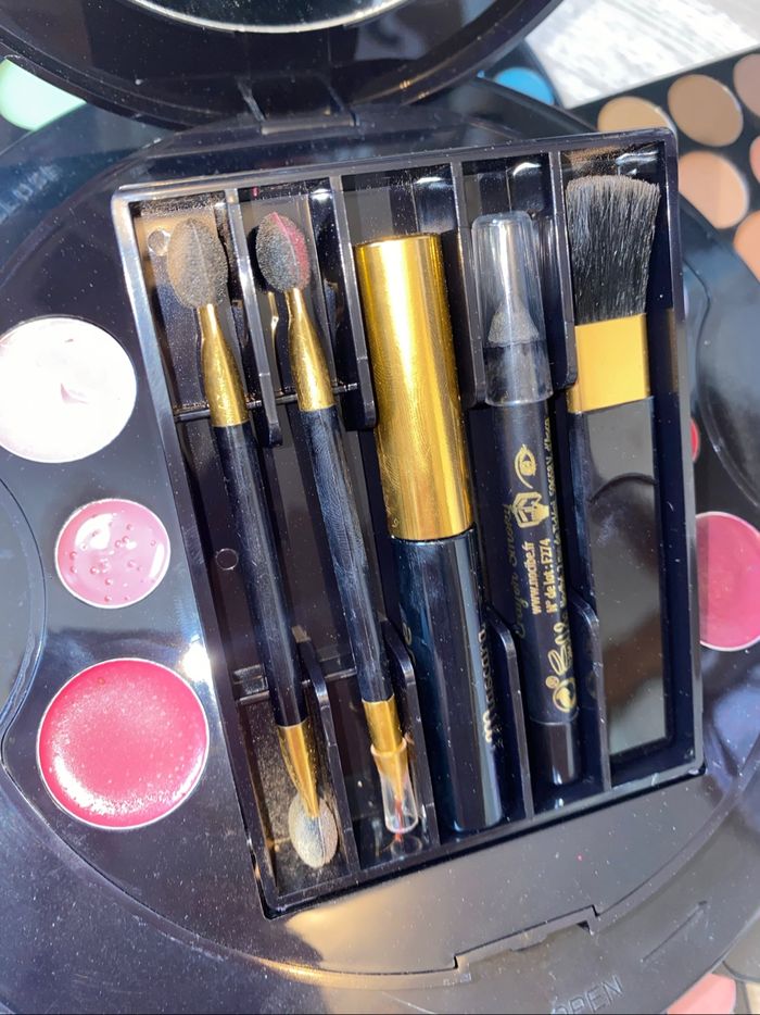 Maquillage femme - photo numéro 2