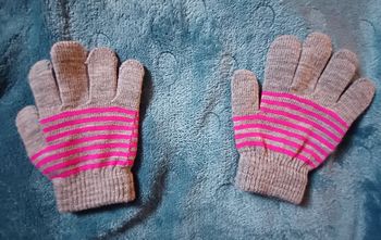 Gant gris à rayures roses