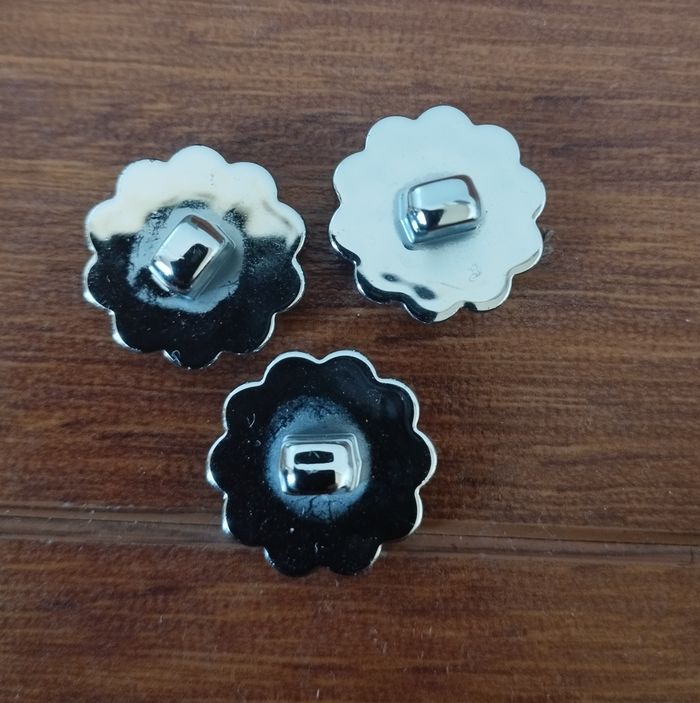 3 boutons - photo numéro 2