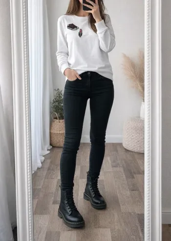 Pull blanc avec stickers