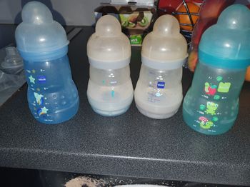 Lot 4 biberons et 2 tétines
