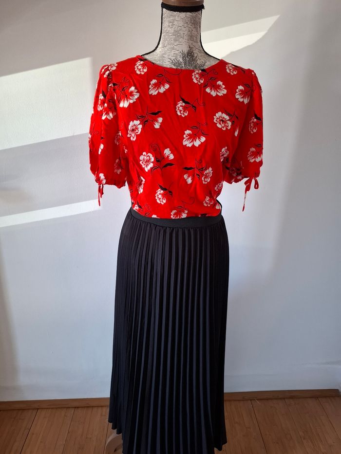 Blouse, haut rouge a fleurs noires et blanches - photo numéro 2