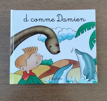D comme Damien, Mes premiers pas vers la lecture, Hachette 
