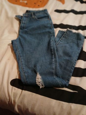 Jean troué aux genoux