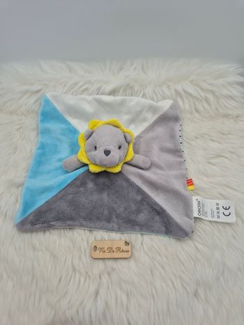 Doudou plat carré Lion gris bleu jaune Obaïbi 