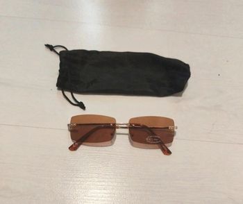Lot lunettes soleil Bershka + étui en tissu