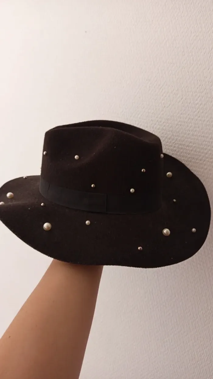 Chapeau noir avec perles blanches 🔄 - photo numéro 3