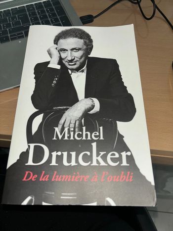 Livre Michel drucker de la lumière à l’oubli excellent état