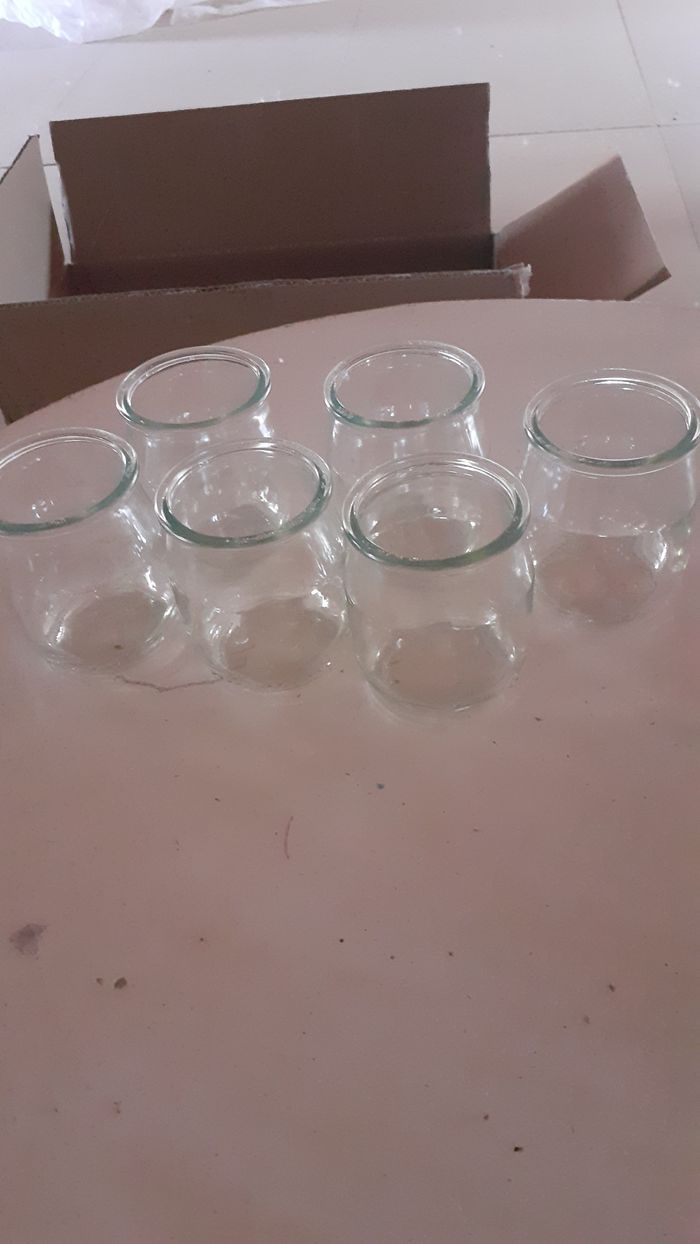 Lot de 90 petits pots en verre