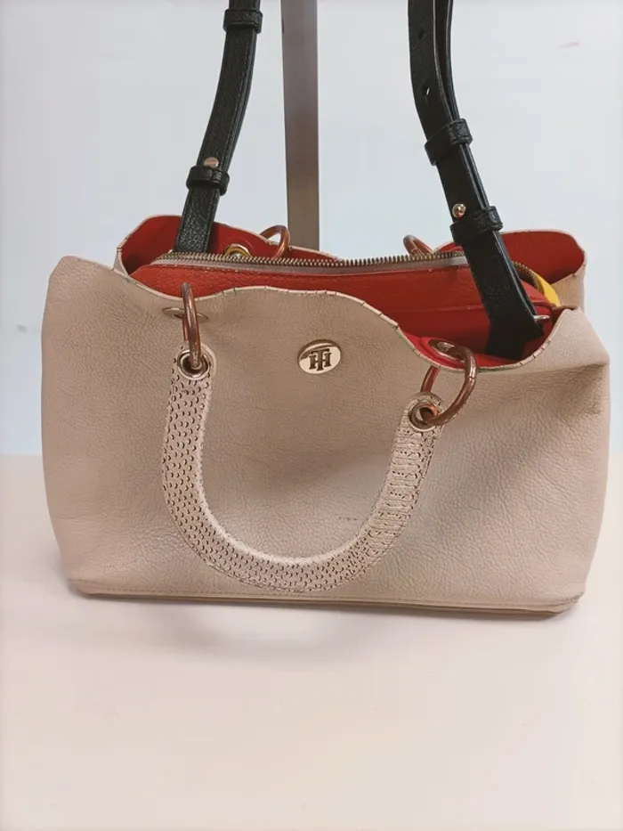 Sac à main Tommy Hiffiger beige rouge porté épaule bandoulière - photo numéro 2