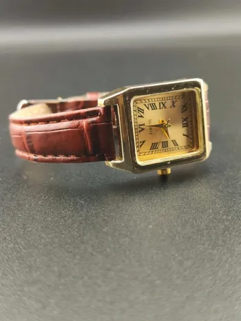 Montre rectangulaire dorée, marron effet rétro