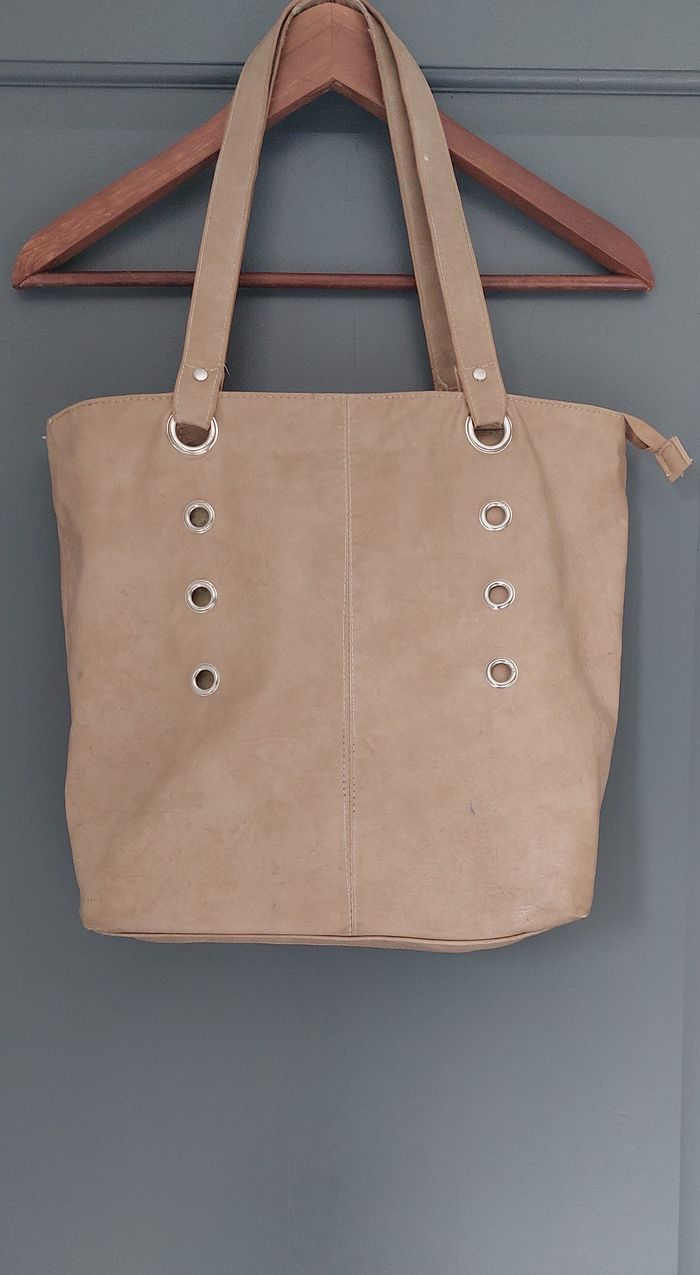 Sac à main marron clair avec une poche centrale - photo numéro 2