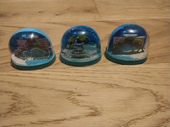 Lot de 3 vielles boules à neige dauphin 