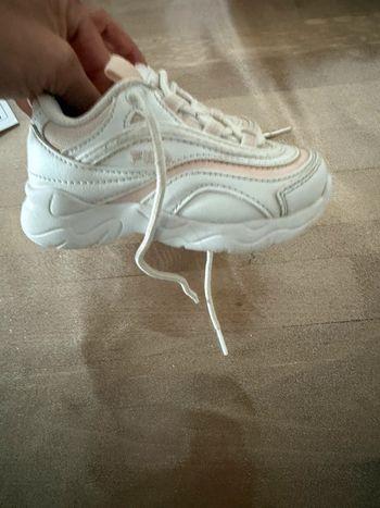 fila bébé rose et blanche