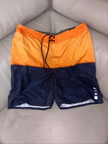 Un short de bain neuf sans étiquette