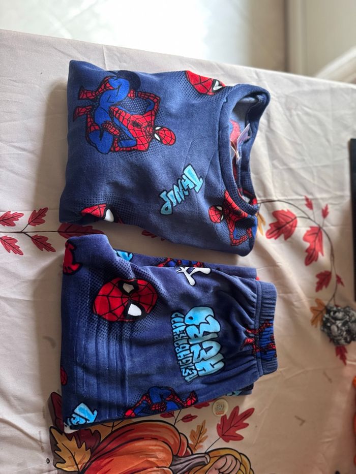 Pyjama velours Spiderman Noël  5 ans neuf - photo numéro 3