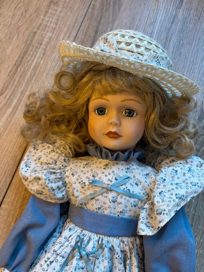 Poupée en porcelaine - photo numéro 2