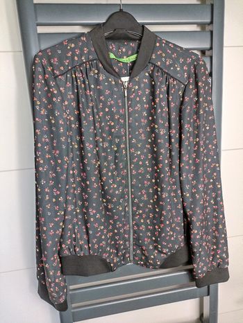 Veste légère fleurie taille 38