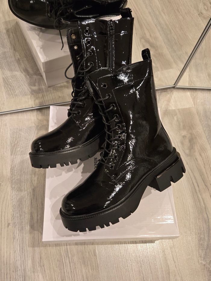 Bottines mi-hautes noires à lacets vernies P39 Ideal Shoes neuves