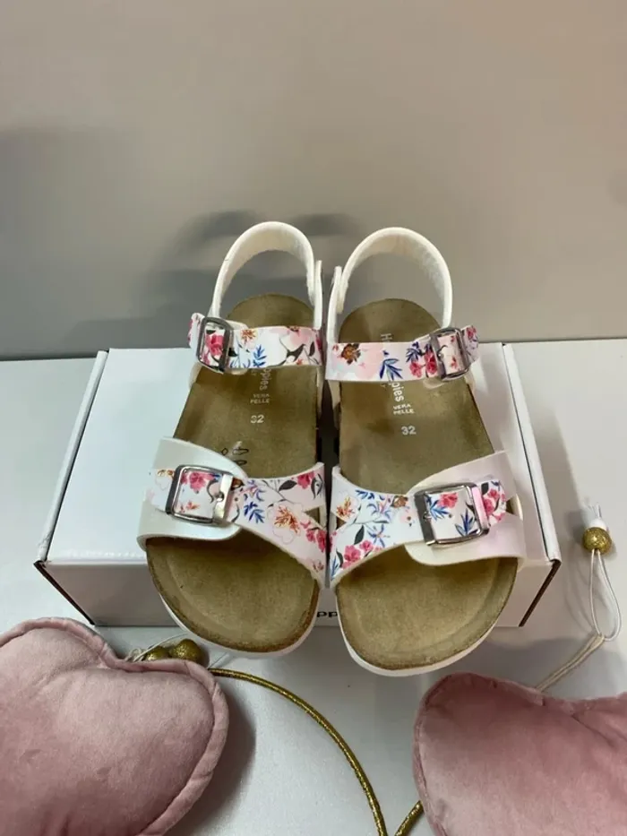 Sandales fleuries fille (neuf) - Taille 32 - photo numéro 2