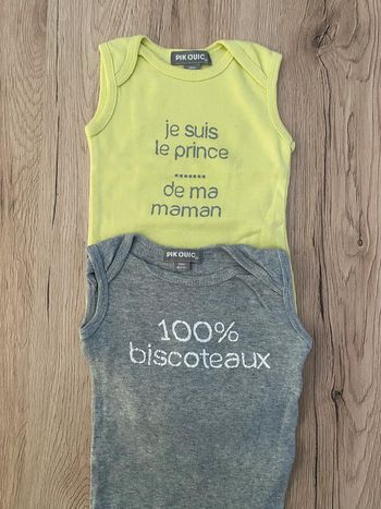 Lot 2 bodies sans manches 6 mois