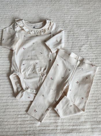 Ensemble beige avec des petites fleures