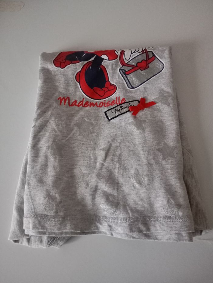 Robe à manches courtes. 6 ans .Coton . Gris clair ,rouge,noir et paillettes . Disney Minnie Mouse. Parfait état - photo numéro 8