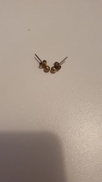 A donner dans un lot : Clou d'oreilles